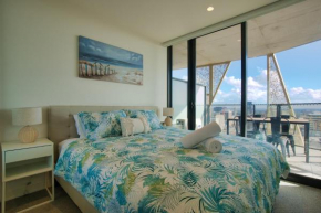 King Bed Luxury CBD Coastal Room with Amazing City Views, Pool, Spa, Gym, BBQ, Steam & Sauna Rooms